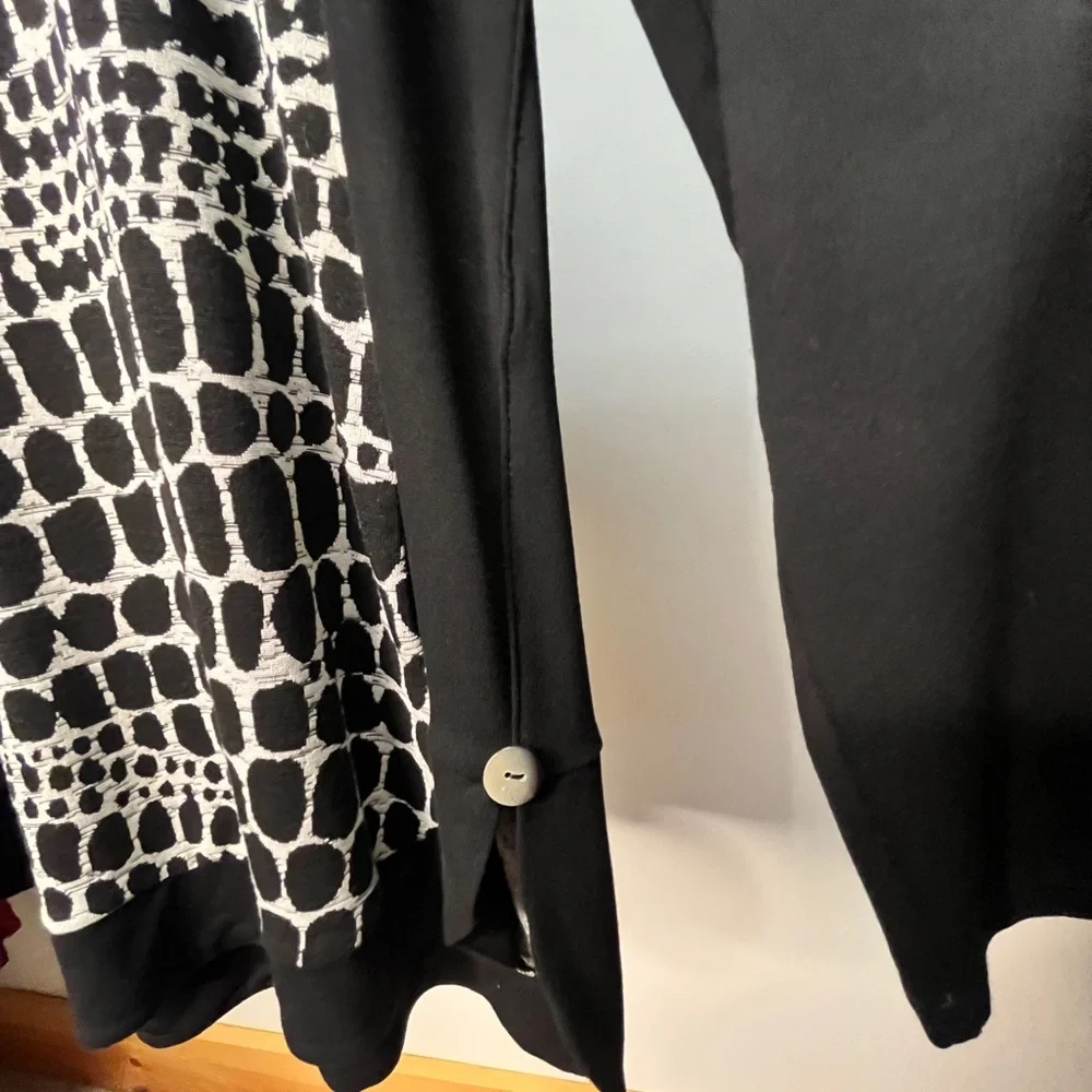 Pure Essence Black and White Snakeskin Patterned Top NWT Medium - Picture 3 of 6